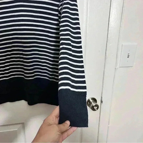 GAP Navy and white V-neck lightweight long sleeve Sweater | size XS - Picture 4 of 6